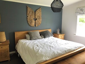 1 habitación, tabla de planchar con plancha, wifi y ropa de cama