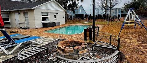 Una piscina al aire libre
