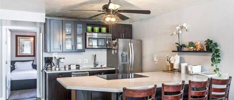 Geladeira, micro-ondas, fogão, cooktop