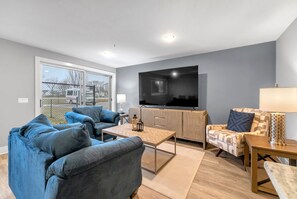 TV, offices - Serene Birmingham Retreat (Birmingham)
