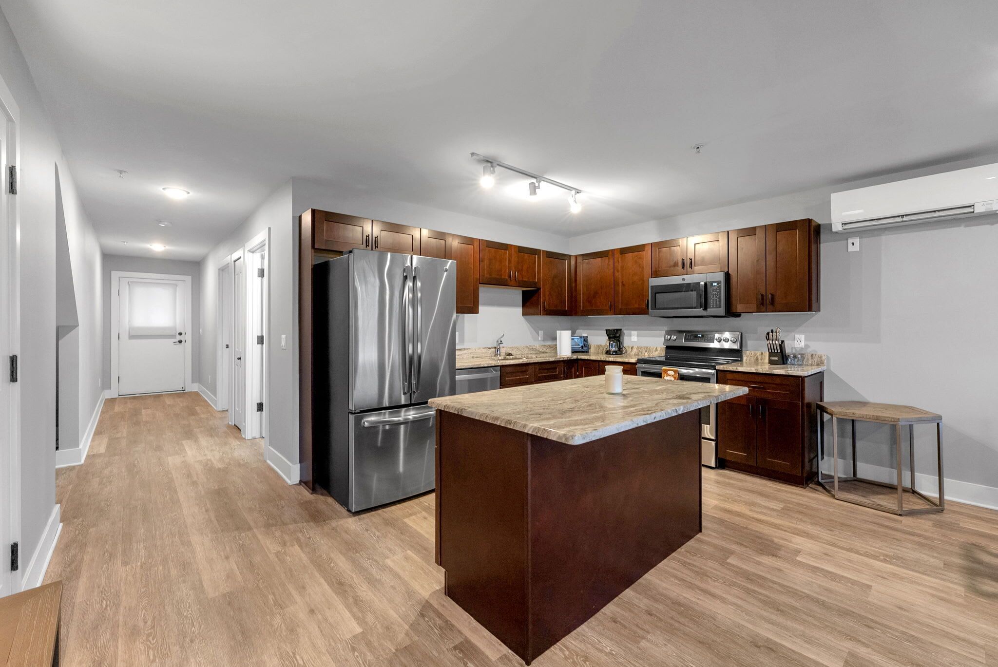 Een koelkast, een magnetron, een oven, een kookplaat