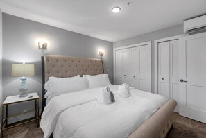 Een bureau, een strijkplank/strijkijzer, wifi, beddengoed