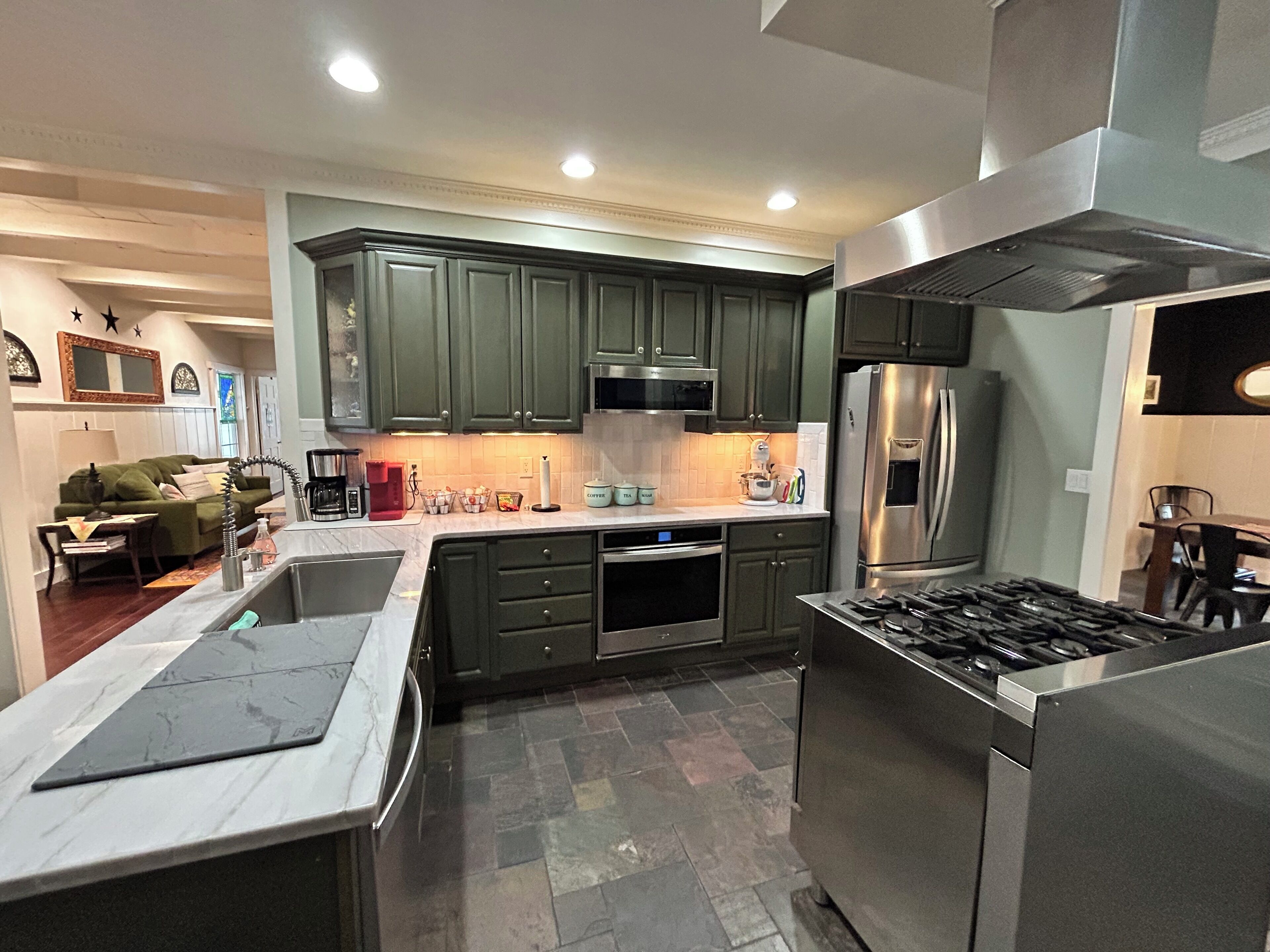 Microondas, horno, parrilla de estufa y lavavajillas 