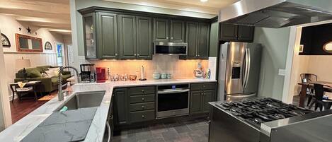 Microondas, horno, parrilla de estufa y lavavajillas