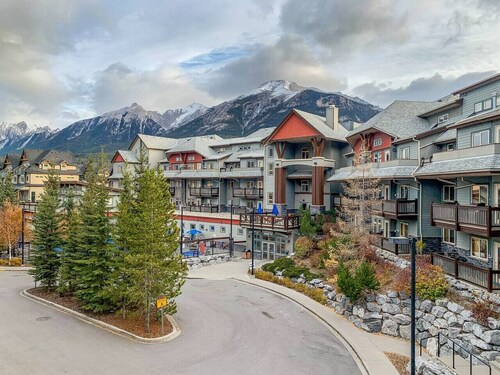 Mountain Retreat:Modern 2BR with Views & Pool Near DT