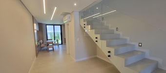 Tranquil 3 Suite Home With Ocean Breeze in Prime Location!