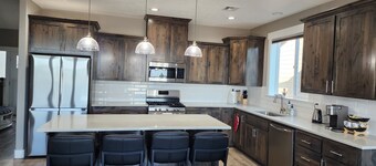 Quiet Modern Home in South Salem with Game Room + 3 Bedrooms