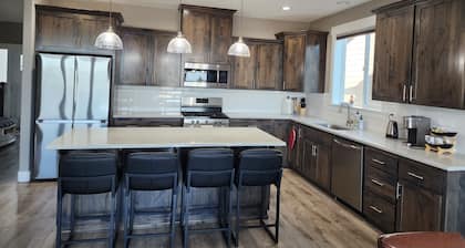 Quiet Modern Home in South Salem with Game Room + 3 Bedrooms