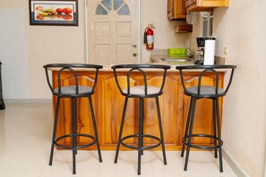 Dining - Fully equipped 2-bedroom apartment in a gated complex in Ocho Rios (Ocho Rios)