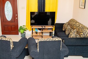 TV - Fully equipped 2-bedroom apartment in a gated complex in Ocho Rios (Ocho Rios)