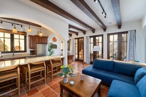 Smart TV - Welcome to Casa Verde, a brand-new, beautifully remodeled one-bedroom home. (Loreto)