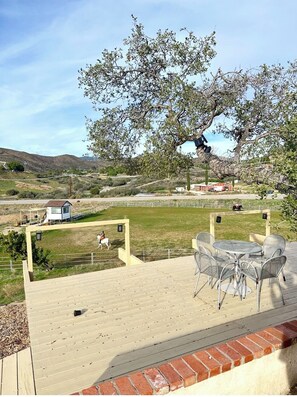 Outdoor dining - Happy vibes Hideout (Agua Dulce)