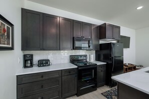 Kühlschrank, Mikrowelle, Ofen, Herdplatte