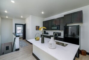 Jääkaappi, mikroaaltouuni, uuni, liesi