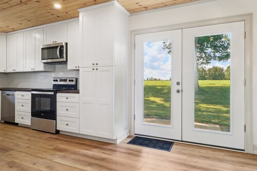 On the farm in Claxton: tucked down a quiet dirt road, your peaceful retreat.