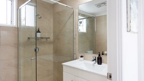 Shower, hair dryer, towels - The White House in Mollymook Beach (Mollymook Beach)