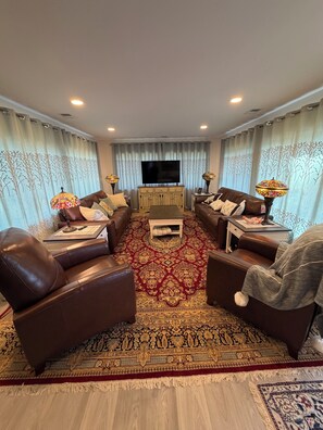 Smart TV - Cozy Beach Retreat with three bedrooms and three queen size beds... (Saint Leonard)