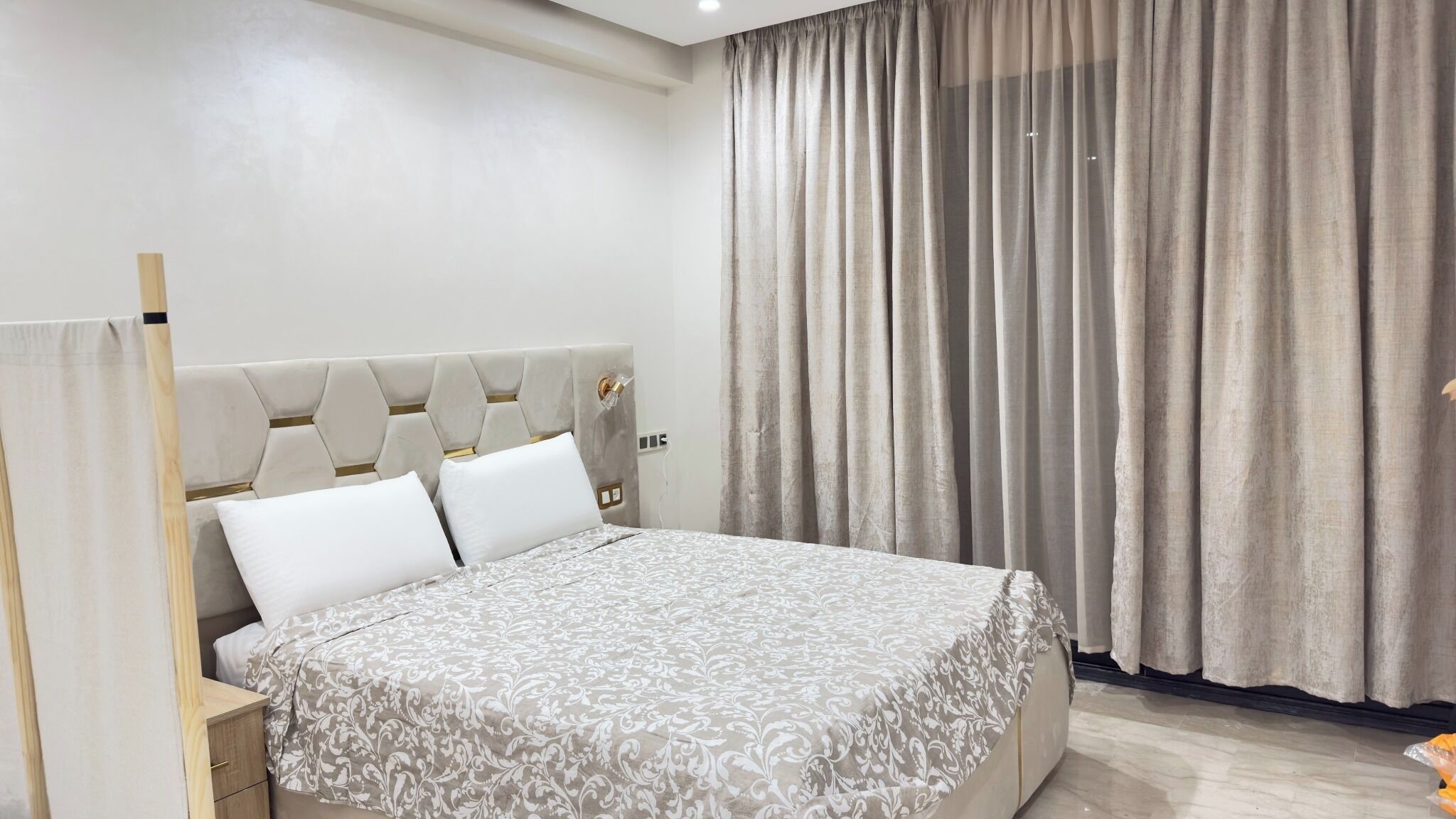 1 habitación, tabla de planchar con plancha, wifi y ropa de cama 