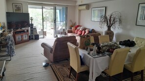 Living area - Water views luxury 2 bed fully furnished unit (Hope Island)