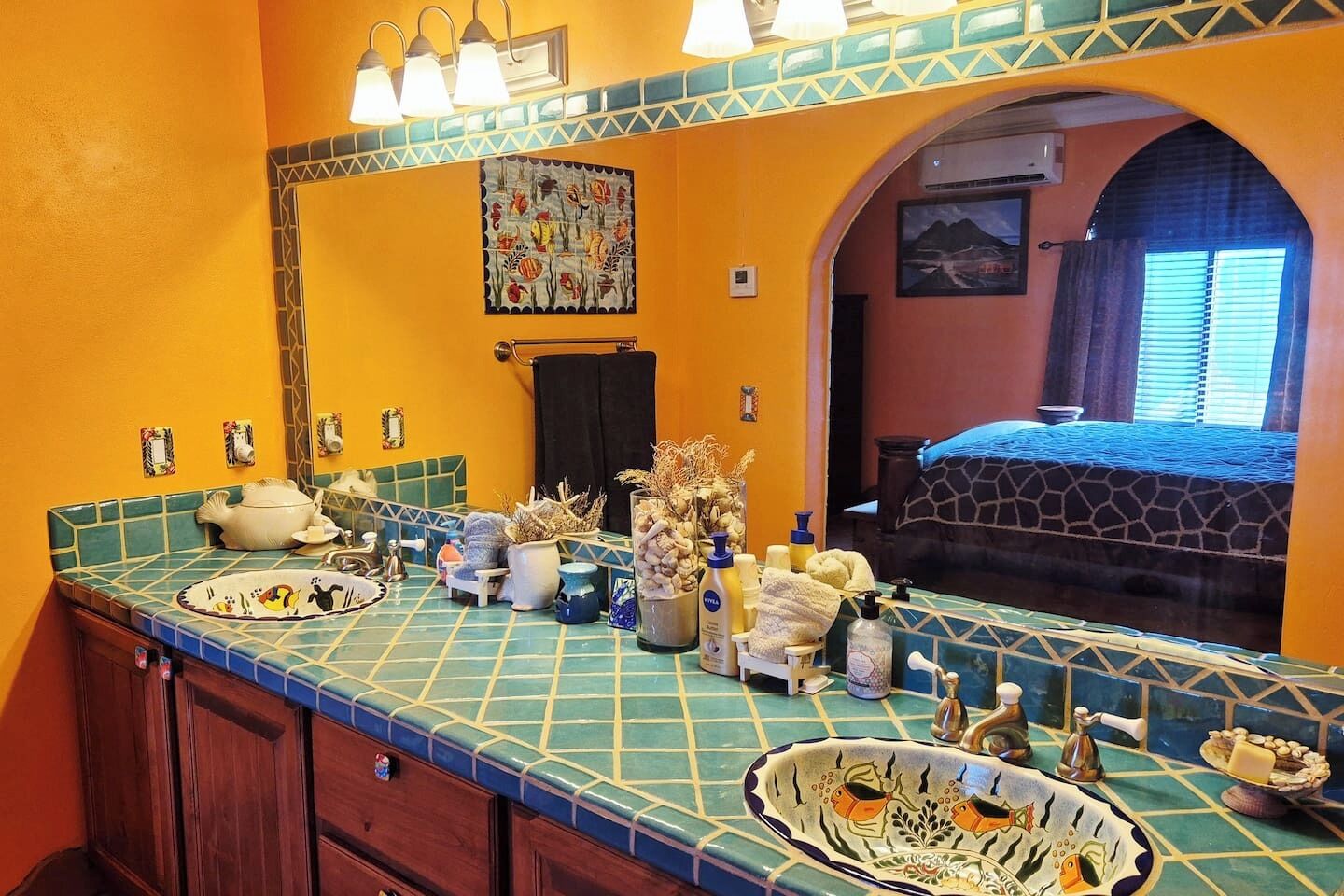 Skrivebord, strykejern/-brett og wi-fi