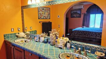 Skrivebord, strykejern/-brett og wi-fi