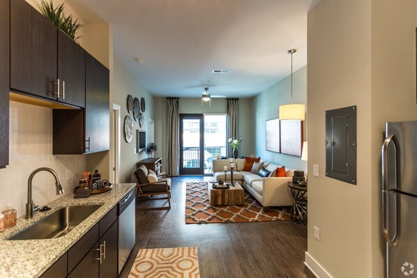 Living area - Charming Nash (Nashville)