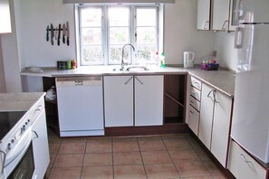 Frigorífico, microondas, placa de cocina y lavavajillas