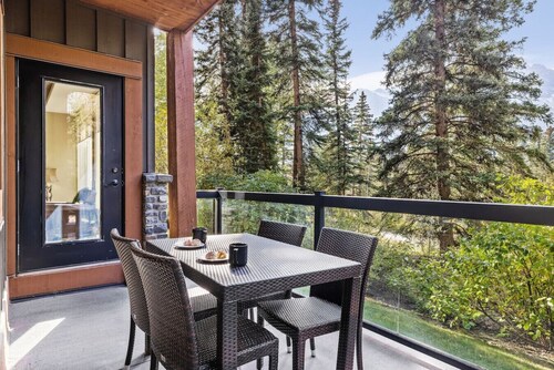 Perfect 2BR Canmore Getaway with Pool and Hot Tub Access