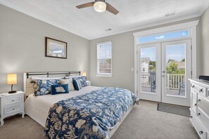 Iron/ironing board, free WiFi, bed sheets - Spacious Coastal Retreat • Steps to Virginia Beach Fun (Virginia Beach)