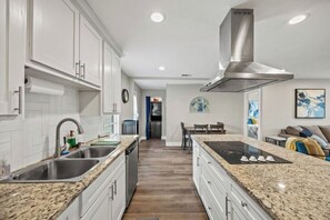 Fridge, microwave, oven, stovetop - Private DFW Retreat Near Airport, Games & Dining (Euless)