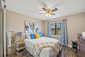 WiFi, bed sheets - Private DFW Retreat Near Airport, Games & Dining (Euless)