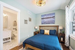 Tabla de planchar con plancha, wifi y ropa de cama 