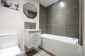 Toallas, jabón, papel de baño 