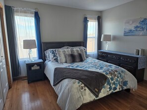 2 bedrooms, iron/ironing board, WiFi, bed sheets - Pet friendly 2 bedroom and full bathroom with soaker tub close to Westerner. (Red Deer)