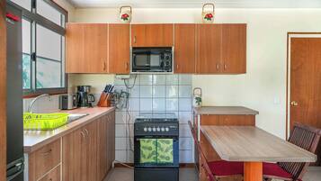 Kylskåp, mikrovågsugn, ugn och spishäll