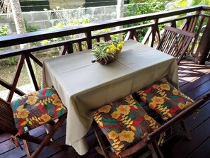 Outdoor dining - Charming 1BR Guesthouse in Beautiful Moorea (Haapiti Tiahura)