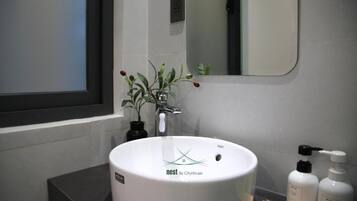 Estudio básico, balcón, vistas a la ciudad | Baño | Ducha y bañera combinadas, secador de pelo, zapatillas y toallas