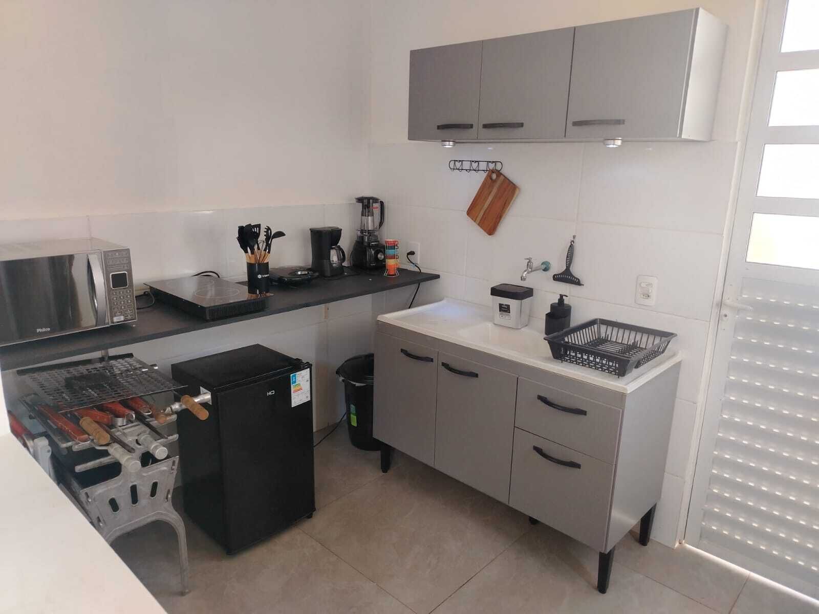 Refrigerador, microondas, parrilla de estufa y cafetera y tetera 