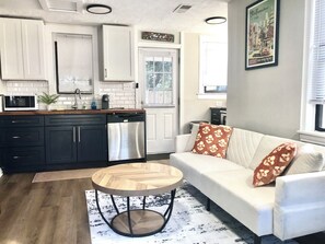 Living area - Cozy comfort 3 miles to Augusta National! (Augusta)