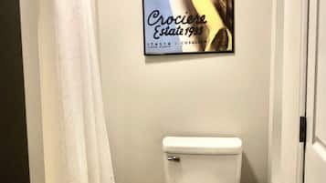 Serviettes fournies, papier toilette