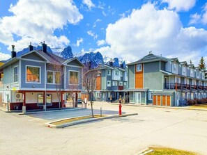 Exterior - Rocky Mountain 2BR Bliss with MTN Views, Near DT and Banff (Canmore)