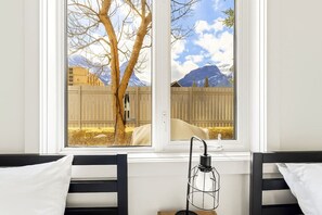 2 bedrooms, desk, iron/ironing board, free WiFi - Rocky Mountain 2BR Bliss with MTN Views, Near DT and Banff (Canmore)