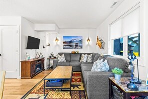 TV, fireplace - Rocky Mountain 2BR Bliss with MTN Views, Near DT and Banff (Canmore)