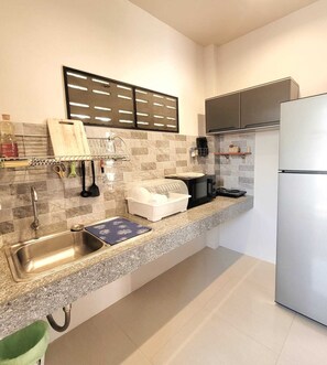 Fridge, microwave, stovetop, cookware/dishes/utensils - White orchid house (Maret)