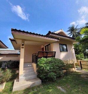 Exterior - White orchid house (Maret)