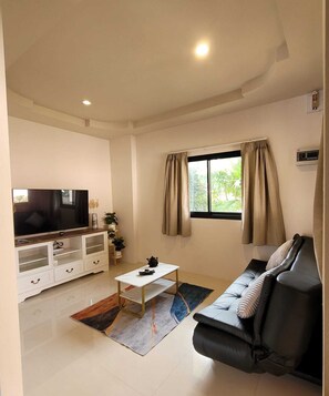 Smart TV - White orchid house (Maret)