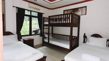 Kamar Quadruple Deluks, balkon, pemandangan kolam renang | Tirai kedap cahaya dan Wi-Fi gratis