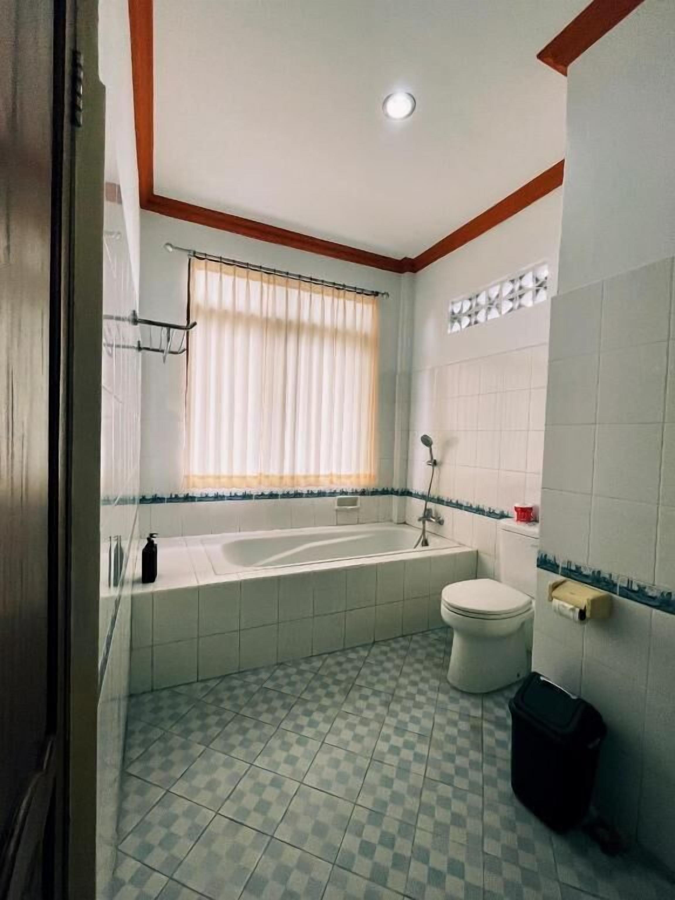 Kombinasi shower/bathtub dan perlengkapan mandi gratis