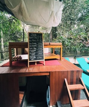 Deluxe vierpersoonskamer, balkon, uitzicht op zwembad | Terrein van de accommodatie