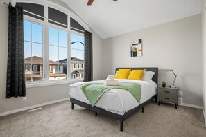 4 chambres, bureau, fer et planche à repasser, lit de bébé portatif